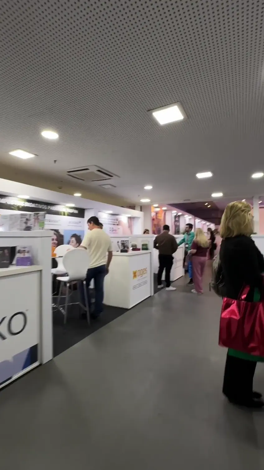 Stands e visitantes em um evento realizado no Expo Boulevard