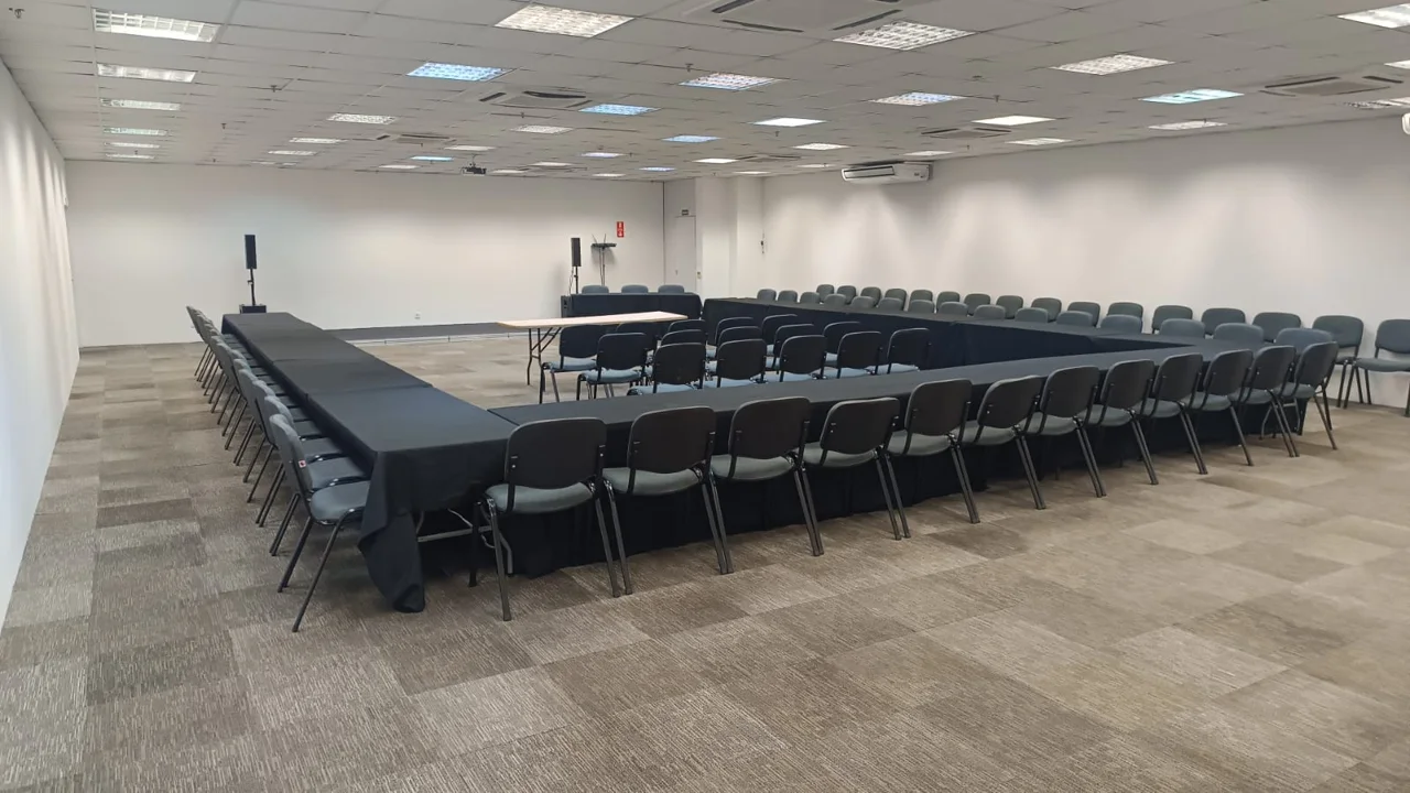 Sala com mesas e cadeiras para reuniões e treinamentos