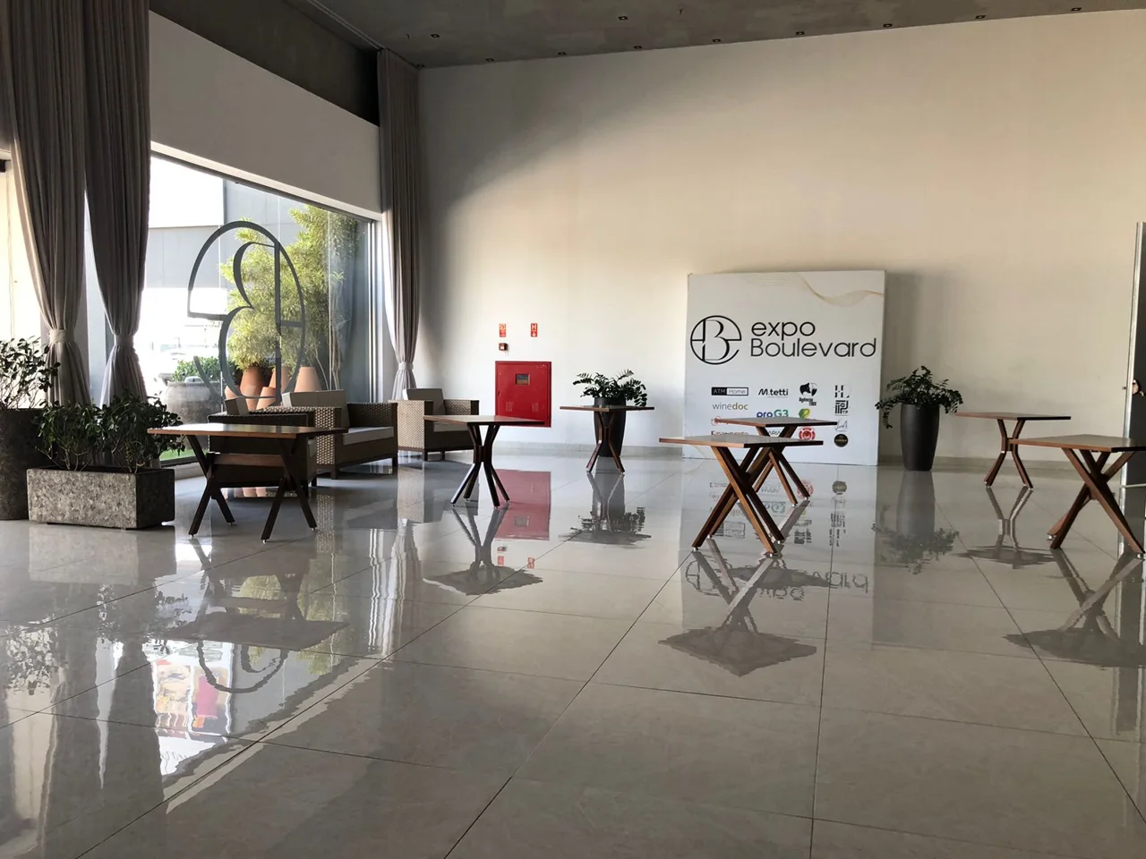 Hall do Expo Boulevard com luz natural e área de recepção